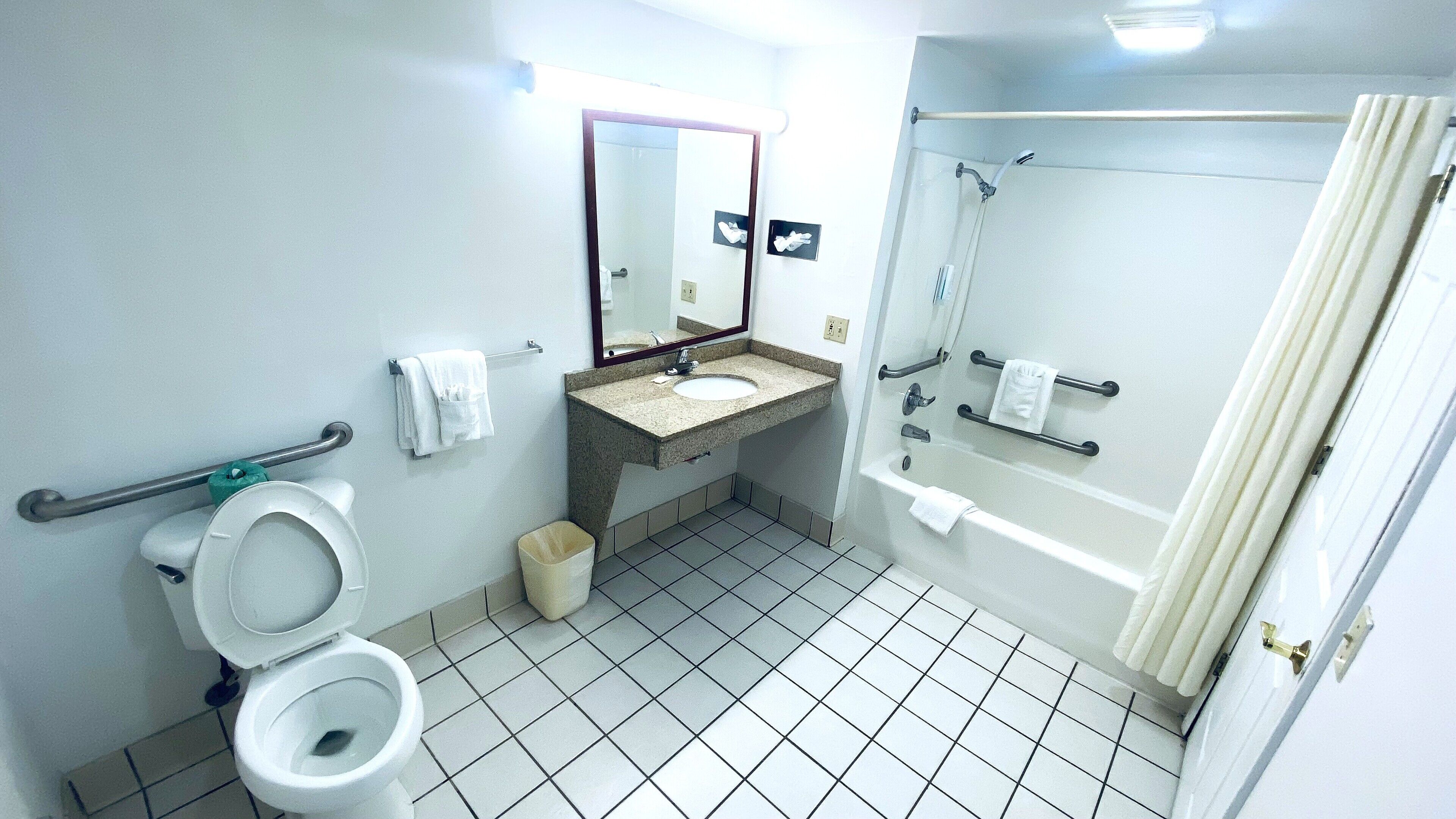 Rum - 1 queensize-säng - icke-rökare (Bathtub w/ Grab Bars) | Badrum | Handdukar