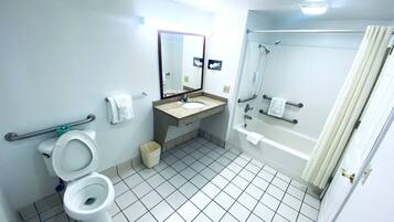 Rum - 1 queensize-säng - icke-rökare (Bathtub w/ Grab Bars) | Badrum | Handdukar