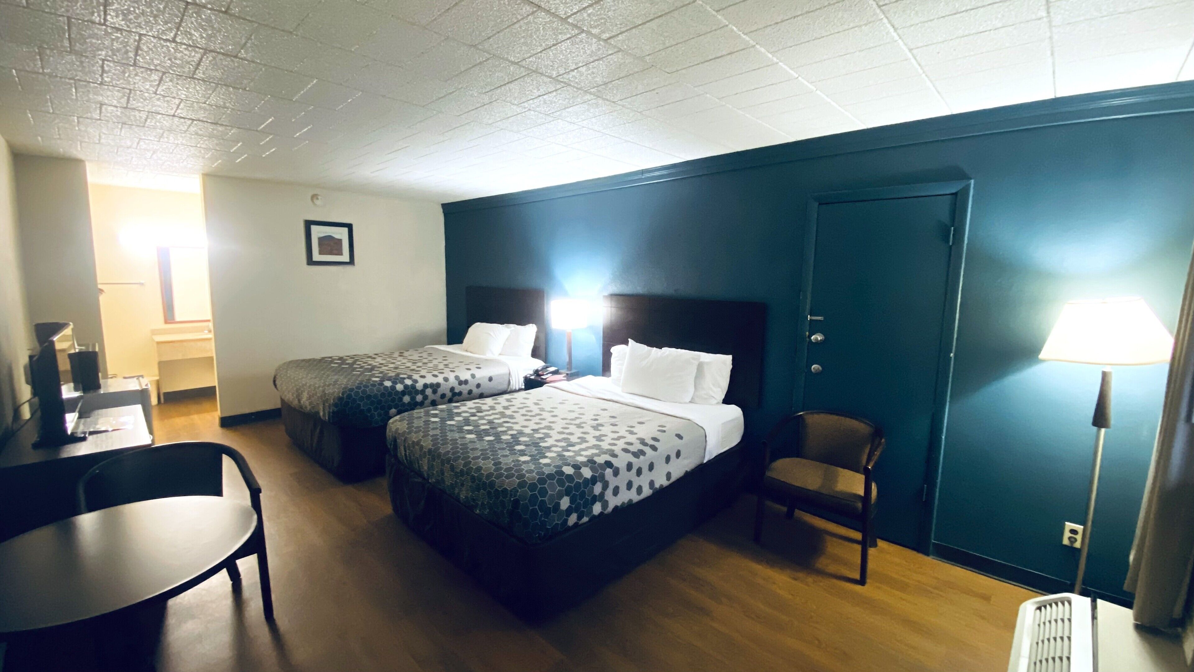 Kamar Deluks, 2 Tempat Tidur Queen, Bebas Asap Rokok | Meja kerja, tempat tidur bayi gratis, dan tempat tidur lipat/tambahan