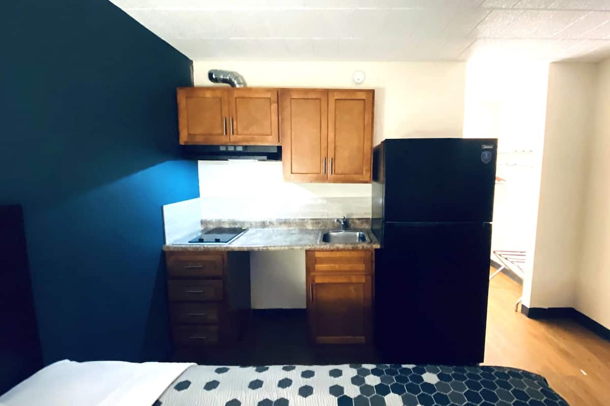 Desk, free cribs/infant beds, rollaway beds, free WiFi