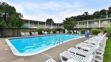 Una piscina al aire libre de temporada