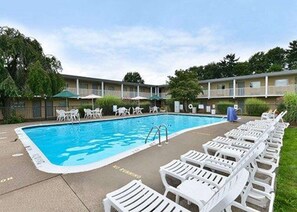 Piscine extérieure en saison