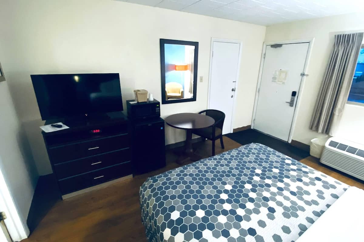 Room, 1 Queen Bed, Mobility Accessible, Non Smoking (Bathtub w/ Grab Bars) | Desk, free cribs/infant beds, rollaway beds, free WiFi