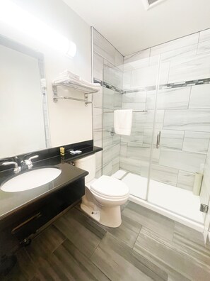 Desk, laptop workspace, blackout drapes, iron/ironing board - Rodeway Inn San Francisco City Center (San Francisco)