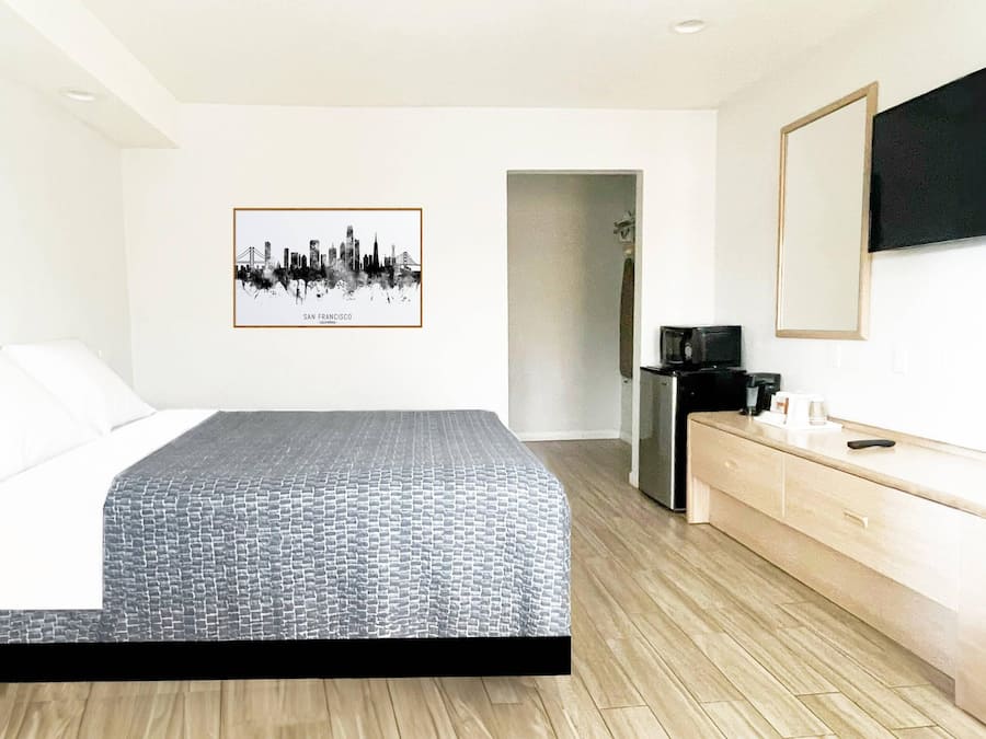 Standaard kamer, 1 queensize bed, niet-roken | Een bureau, een laptopwerkplek, verduisterende gordijnen