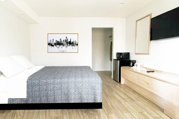 Standard Room, 1 Queen Bed, Non Smoking | Desk, laptop workspace, blackout drapes, iron/ironing board - Rodeway Inn San Francisco City Center (San Francisco)