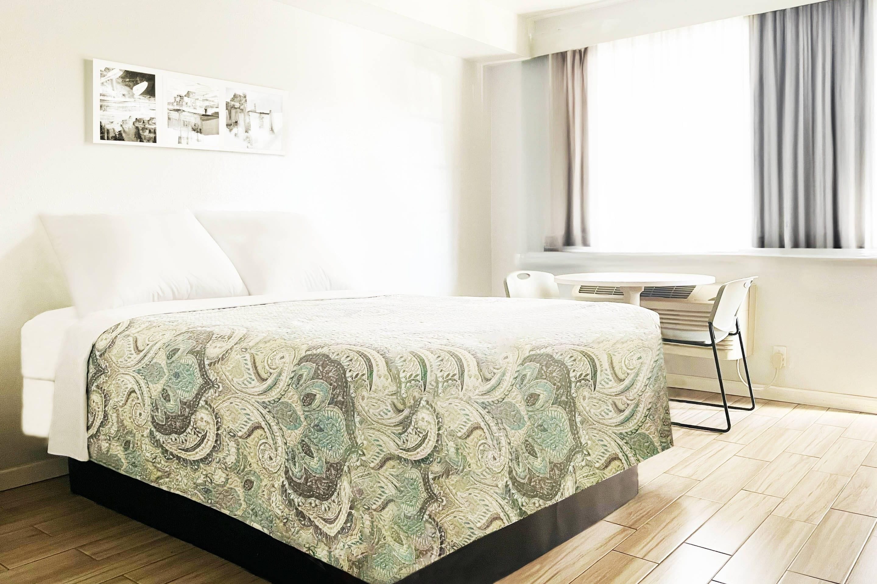 Escritorio, espacio para trabajar con laptop y cortinas blackout 