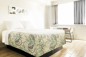 غرفة عادية - سرير كبير - لغير المدخنين | مكتب ومساحة عمل للكمبيوتر المحمول وستائر تعتيم ومكواة/لوح كي