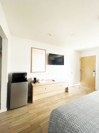 Schreibtisch, laptopgeeigneter Arbeitsplatz, Verdunkelungsvorhänge