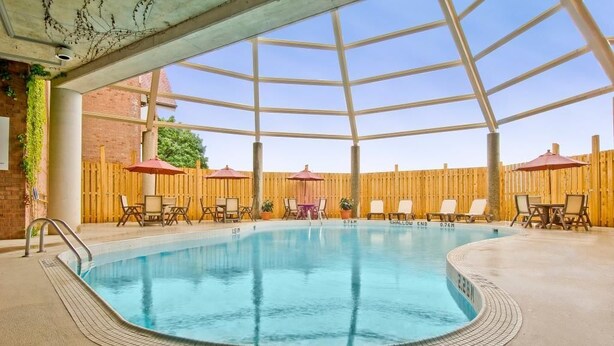 Outdoor pool - Best Western Royal Brock Hotel & Conference Centre (Guelph)