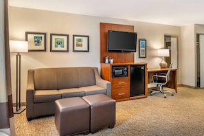 Premium bedding, desk, iron/ironing board, free WiFi