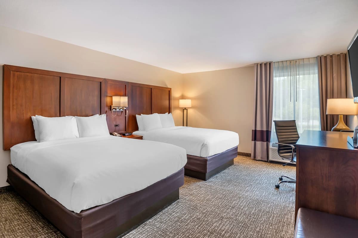 Premium bedding, desk, iron/ironing board, free WiFi