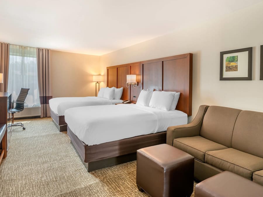 Premium bedding, desk, iron/ironing board, free WiFi