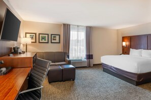 客房, 1 张特大床, 无烟房 (Larger Unit) | 高档床上用品、办公桌、熨斗/熨衣板、免费 WiFi