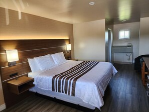 客房, 1 张特大床 | 办公桌、熨斗/熨板、免费 WiFi