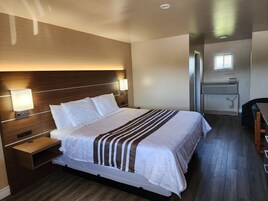 客房, 1 张特大床 | 办公桌、熨斗/熨板、免费 WiFi