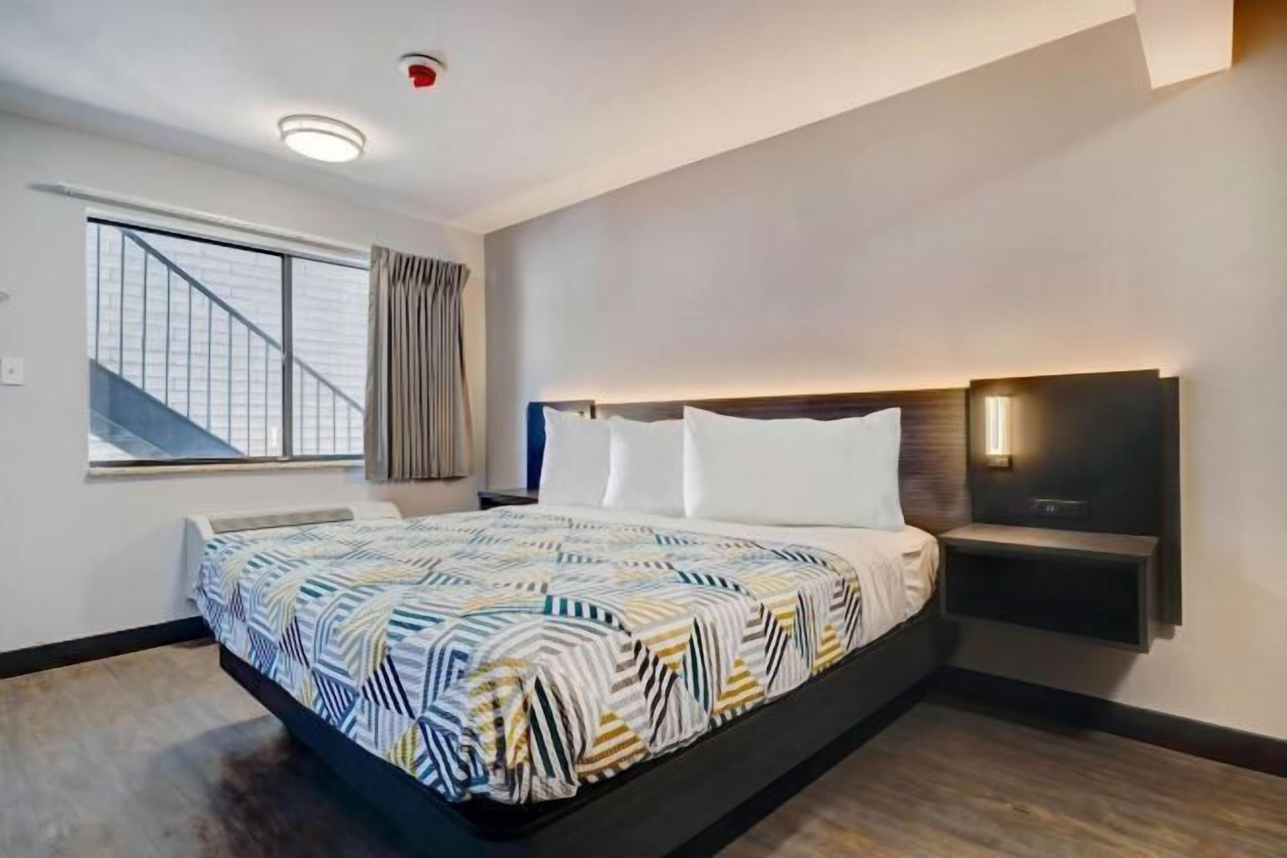 객실 내 금고, 각각 다른 스타일의 인테리어, 각각 다르게 가구 비치, 책상