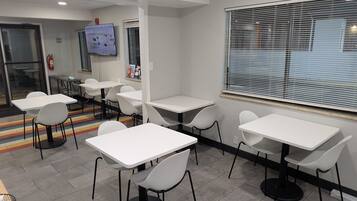 Tägliches inbegriffenes kontinentales Frühstück