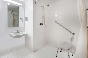Combined shower/bathtub, eco-friendly toiletries, hair dryer, towels - Super 8 by Wyndham Sudbury ON (Sudbury)