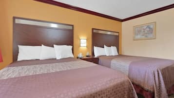 Cofres nos quartos, escrivaninha, cortinas blackout