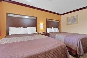 In-room safe, desk, blackout curtains, iron/ironing board - America's Deluxe Inn (Marysville)