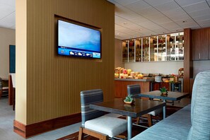 Club Room, 1 King Bed, Non Smoking | Breakfast meal