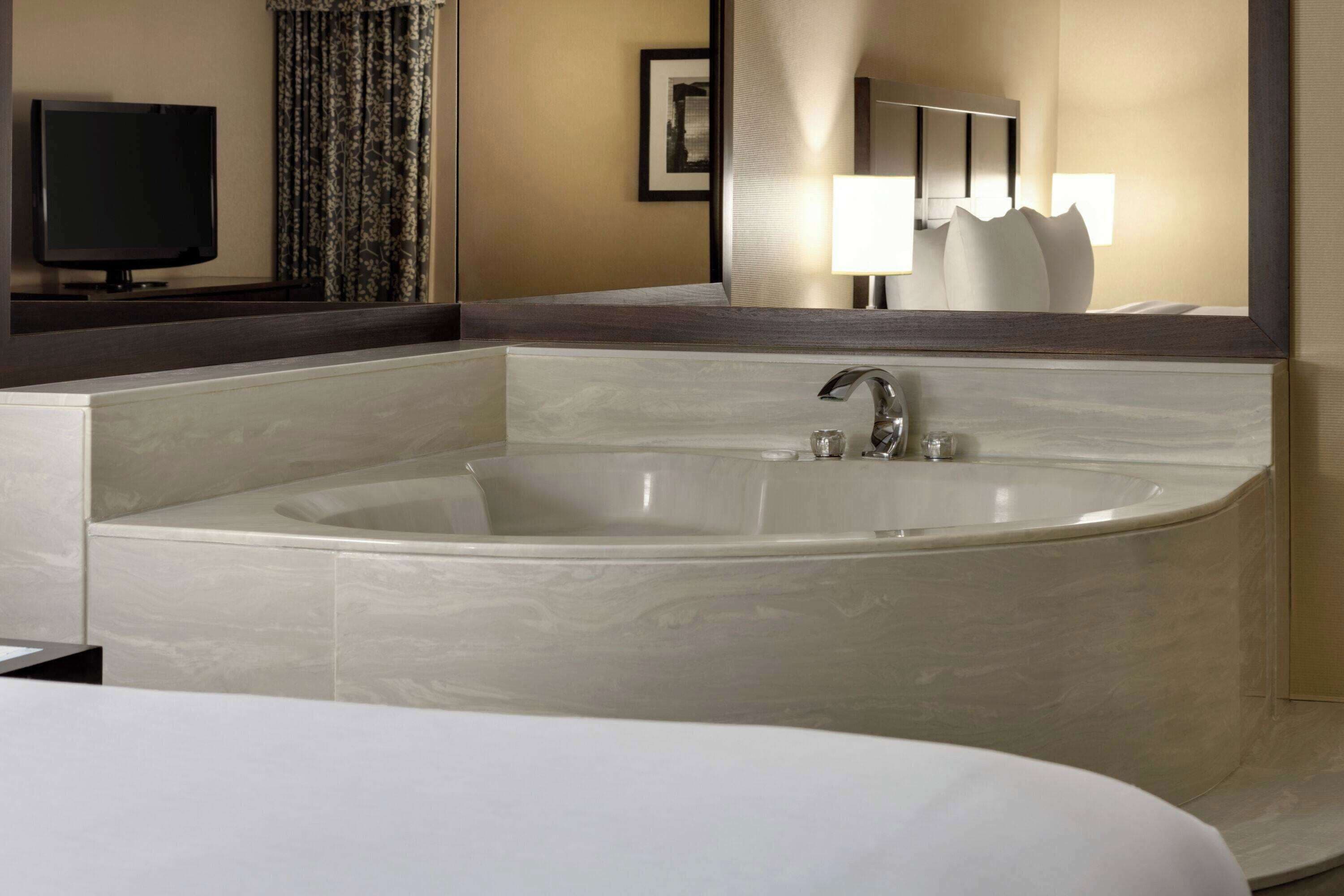 Suite, 1 King Bed, Non Smoking, Jetted Tub | Jetted tub
