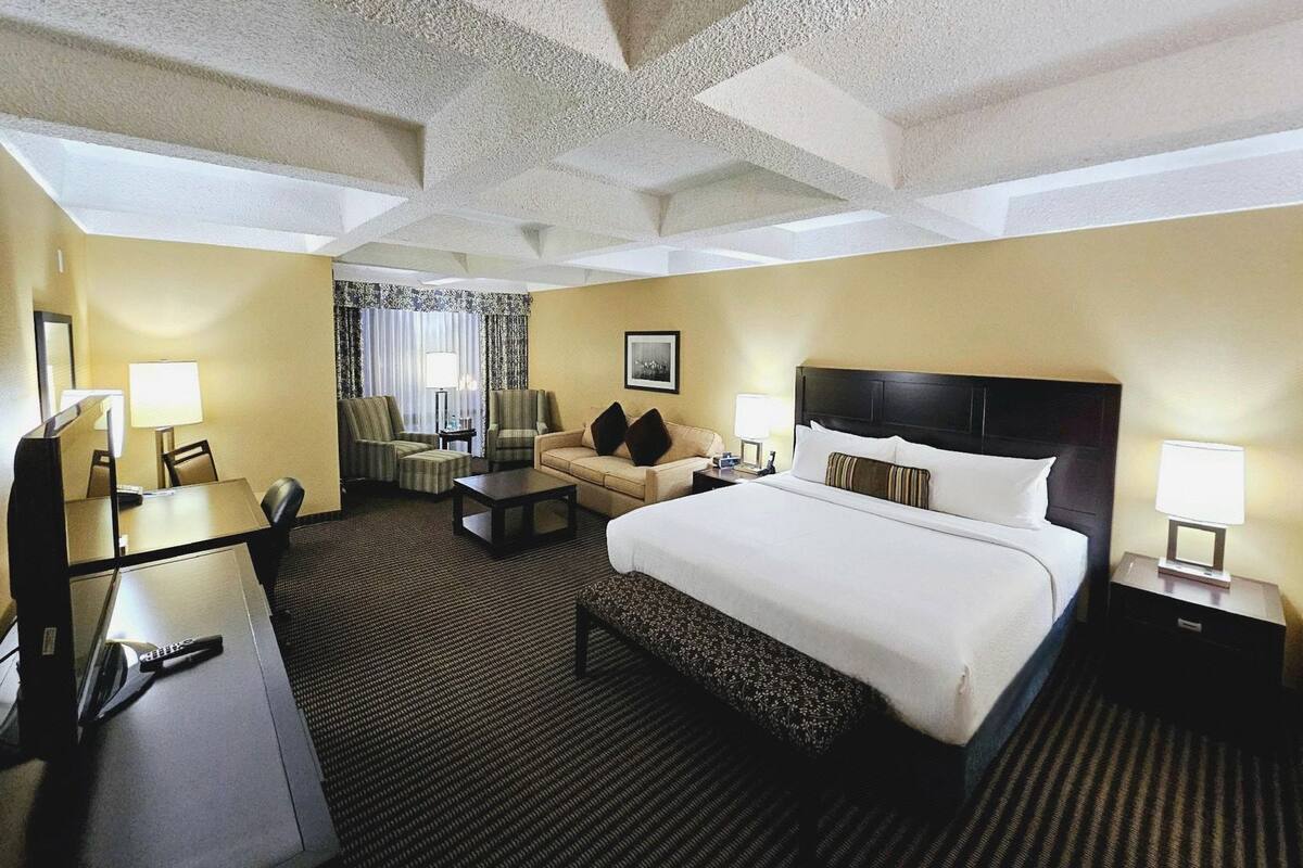 Premium bedding, in-room safe, desk, laptop workspace