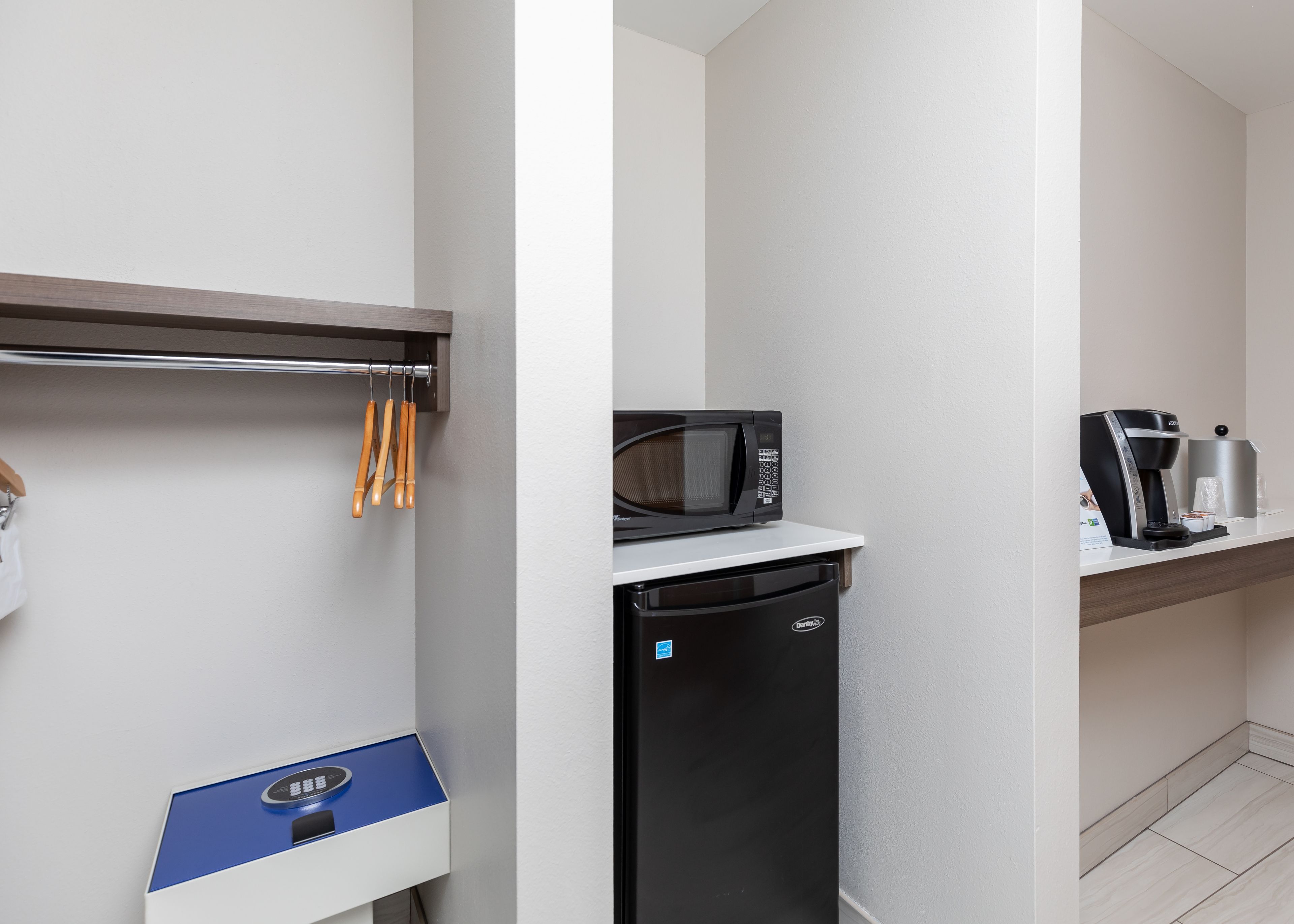 Una kitchenette equipada con microondas, cafetera y lavavajillas.