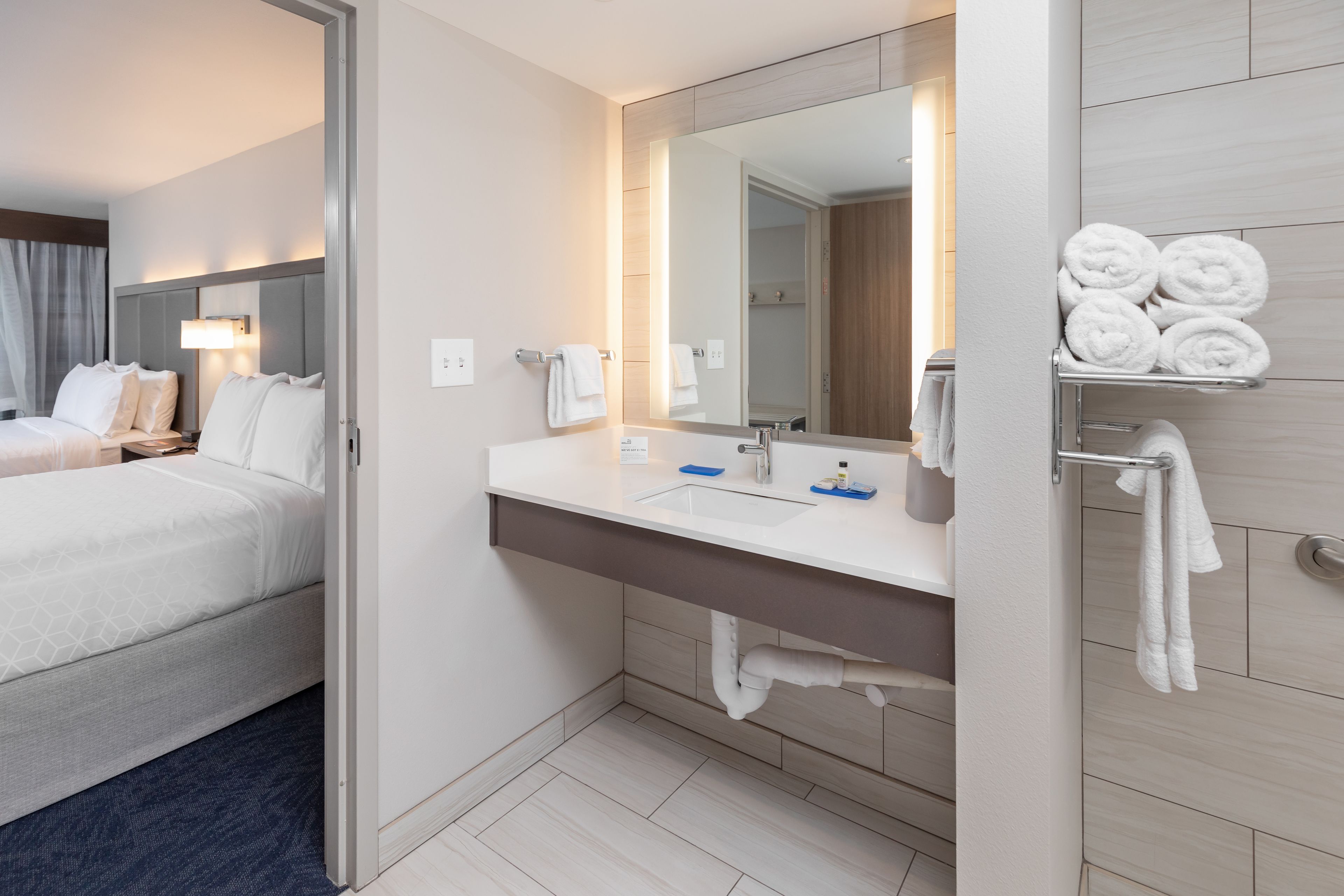 standard room | bathroom | separate bathtub and shower, free toiletries, hair dryer, towels