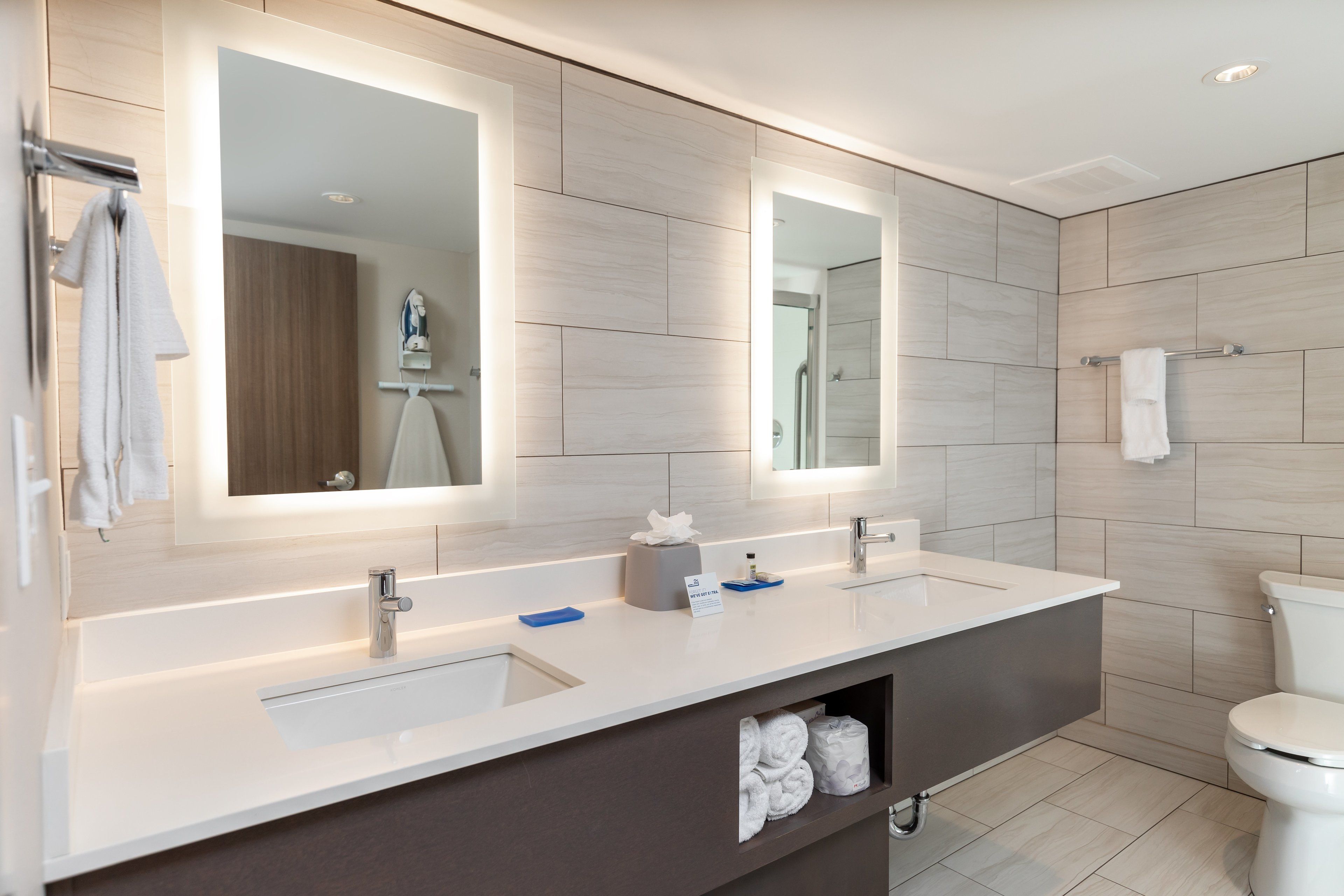 standard room, 1 king bed | bathroom | separate bathtub and shower, free toiletries, hair dryer, towels