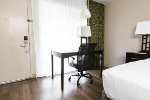 Habitación Premium, 1 cama Queen size | Escritorio, cortinas blackout y tabla de planchar con plancha 