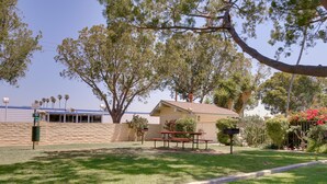 BBQ/picnic area - Vagabond Inn Oxnard (Oxnard)