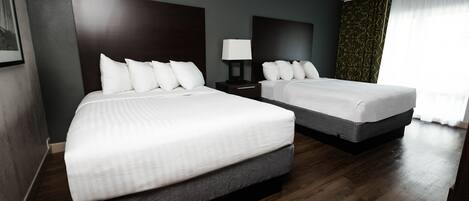 Premium-huone, 2 parisänkyä | Työpöytä, pimennysverhot, silitysrauta/-lauta, lisävuoteet