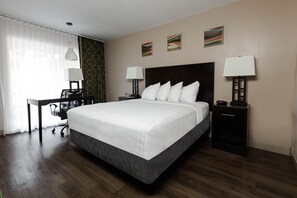 Habitació prèmium, 1 llit de matrimoni | Escriptori, cortines opaques i planxa i posts de planxar 