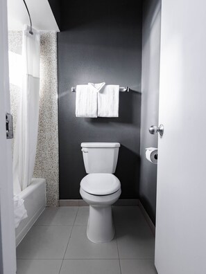 Premium Room, 2 Double Beds | Bathroom - Vagabond Inn Oxnard (Oxnard)