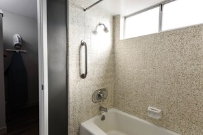 Standard Room, 1 King Bed | Bathroom | Combined shower/bathtub, free toiletries, hair dryer, towels