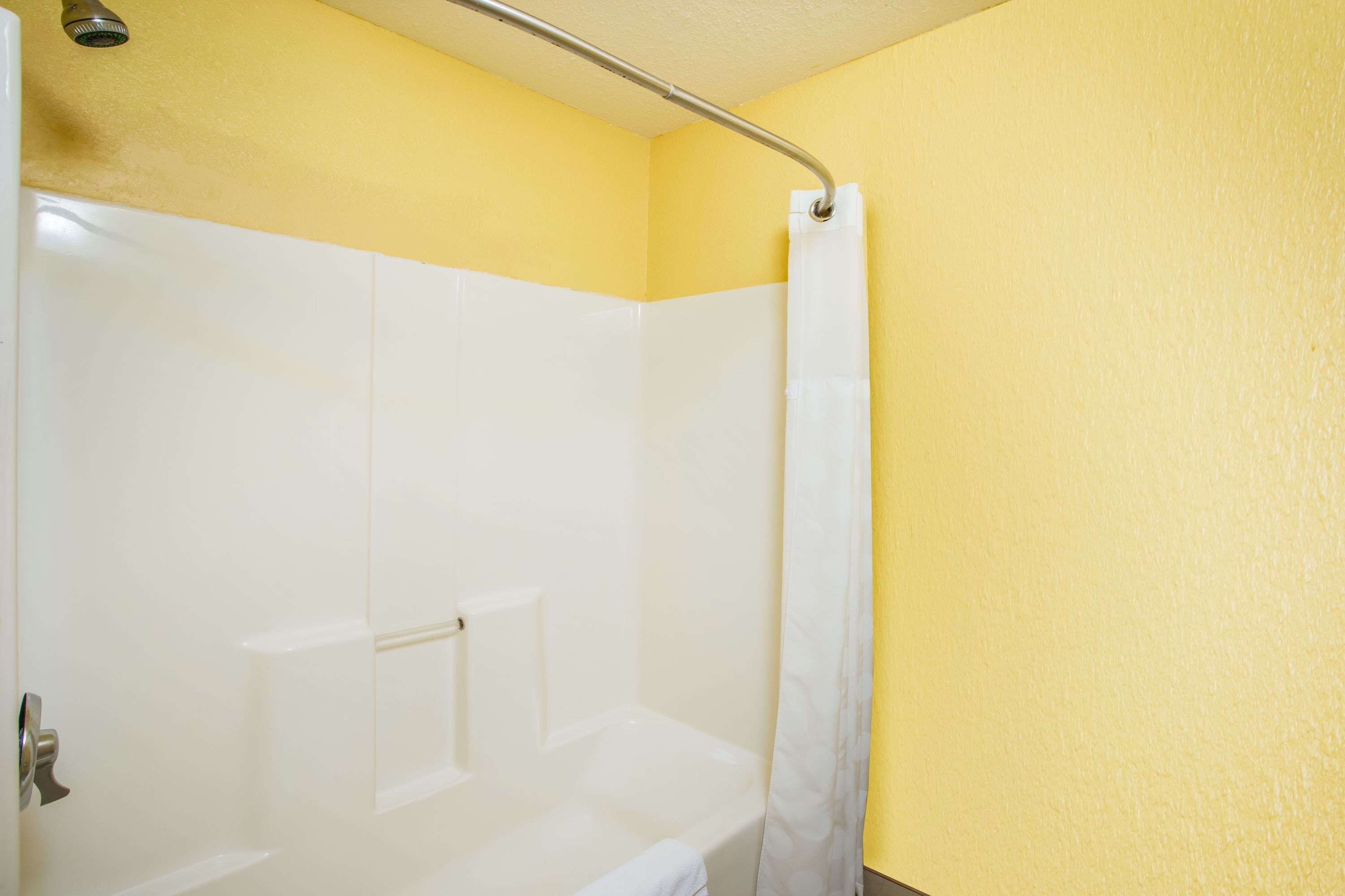 combined shower/bathtub, free toiletries, hair dryer, towels