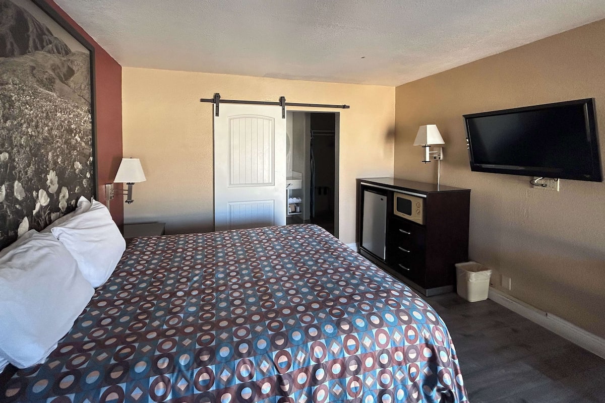 Safe på rommet, skrivebord, wi-fi (inkludert) og sengetøy