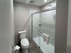 Combined shower/bathtub, towels