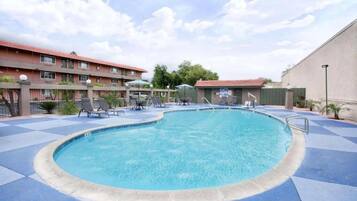 Una piscina al aire libre