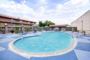 Outdoor pool - Motel 6 Pasadena, CA – Old Town Pasadena Area (Pasadena)
