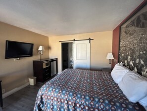 Safe på rommet, skrivebord, wi-fi (inkludert) og sengetøy