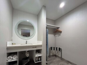 Combined shower/bathtub, towels