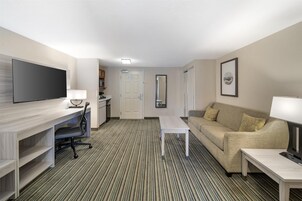 Espacio para trabajar con laptop y cortinas blackout 