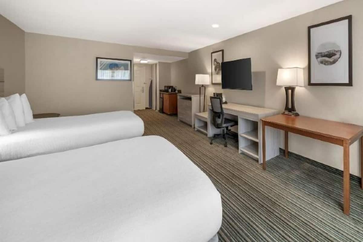 Espacio para trabajar con laptop y cortinas blackout