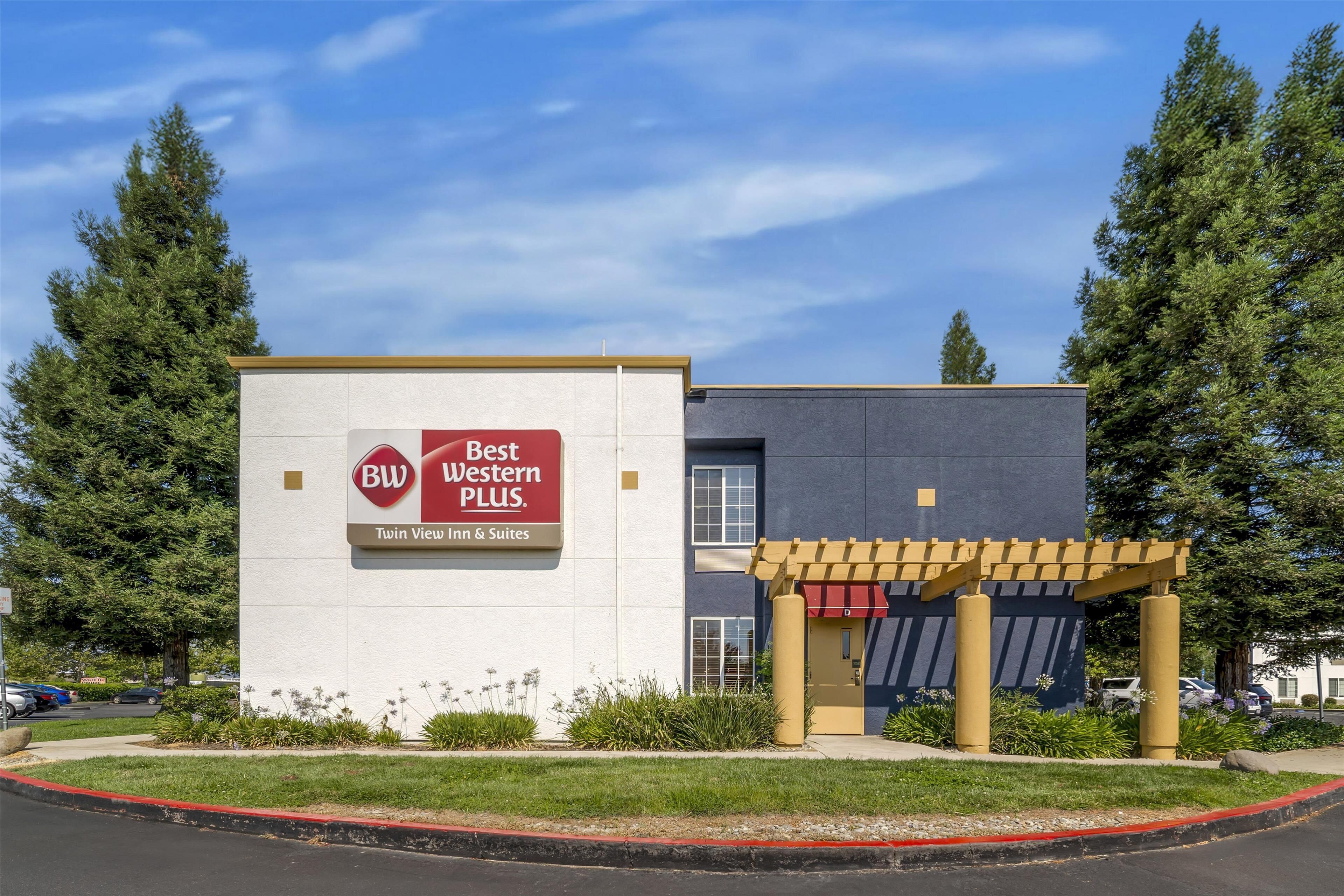 Ein Best Western Plus Hotel mit einem Schild, das Twin View Inn & Suites anzeigt.