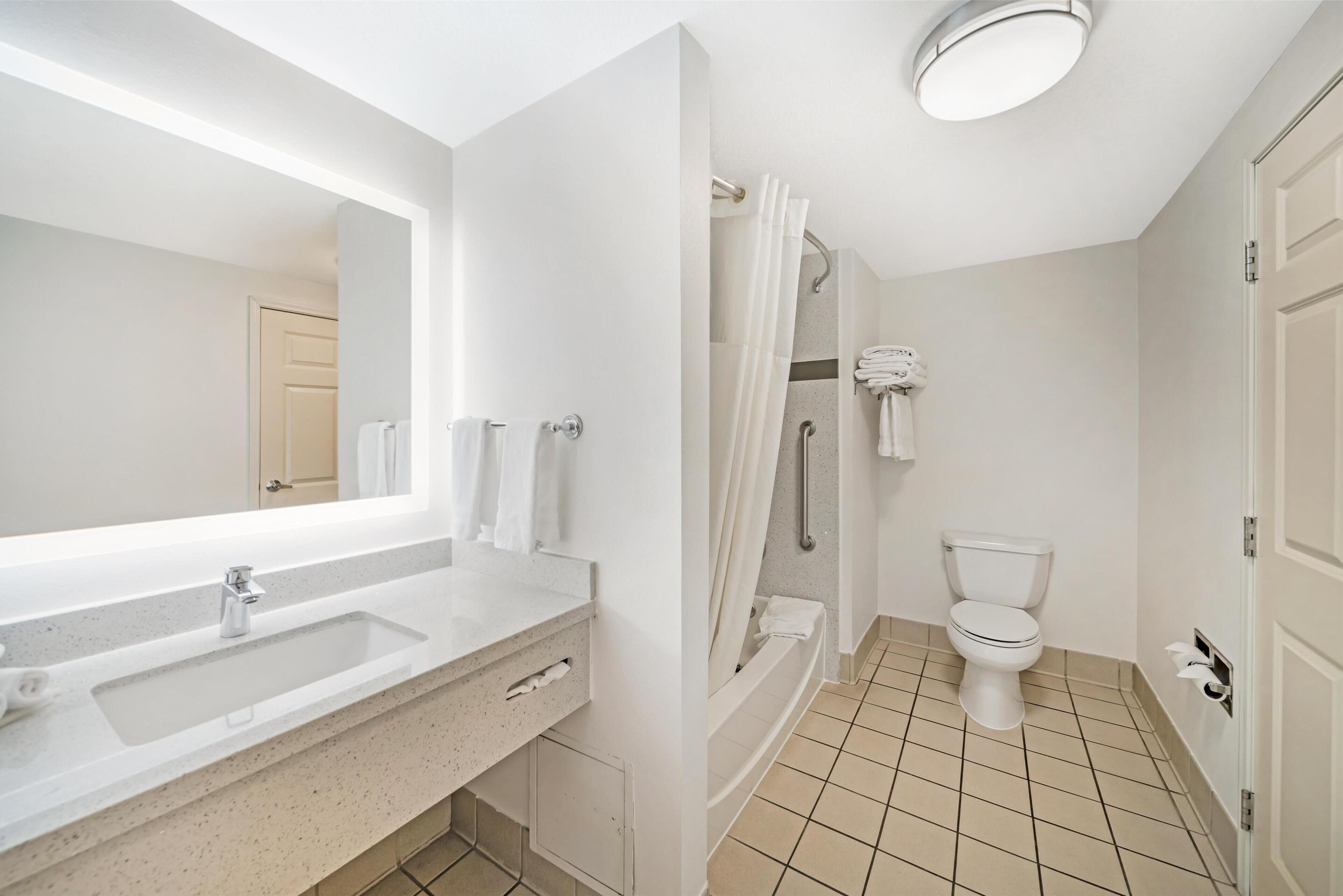 Suite familiar, varias camas, no fumadores, frigorífico y microondas (with Single Sofabed) | Baño | Artículos de higiene personal gratuitos, secador de pelo y toallas