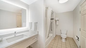 Suite familiar, varias camas, no fumadores, frigorífico y microondas (with Single Sofabed) | Baño | Artículos de higiene personal gratuitos, secador de pelo y toallas