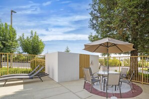 Seasonal outdoor pool - Best Western Plus Twin View Inn & Suites (Redding)